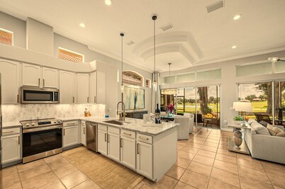 Elegant 3BR Lake Jovita Golf Villa • St. Leo Access