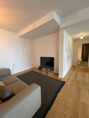 Televisión y oficina 