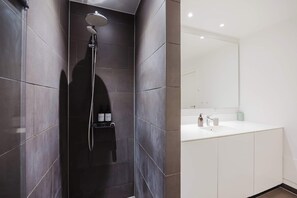 Dusche, Haartrockner, Handtücher