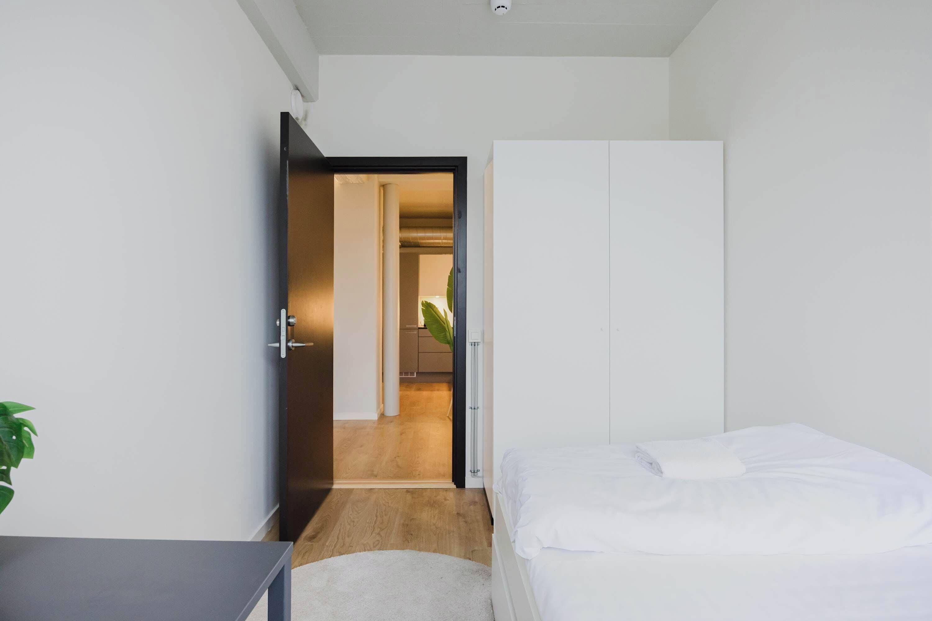 4 bedrooms, desk, iron/ironing board, WiFi