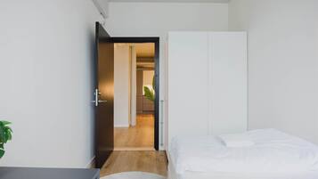 4 bedrooms, desk, iron/ironing board, WiFi