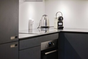 Frigorífico, microondas, horno y placa de cocina