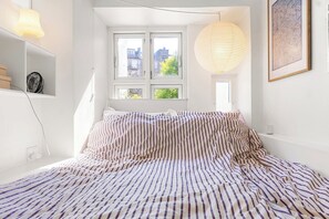 2 bedrooms, iron/ironing board, Internet