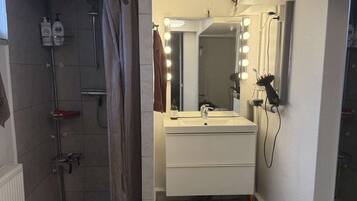 Bruser, hårtørrer, håndklæder