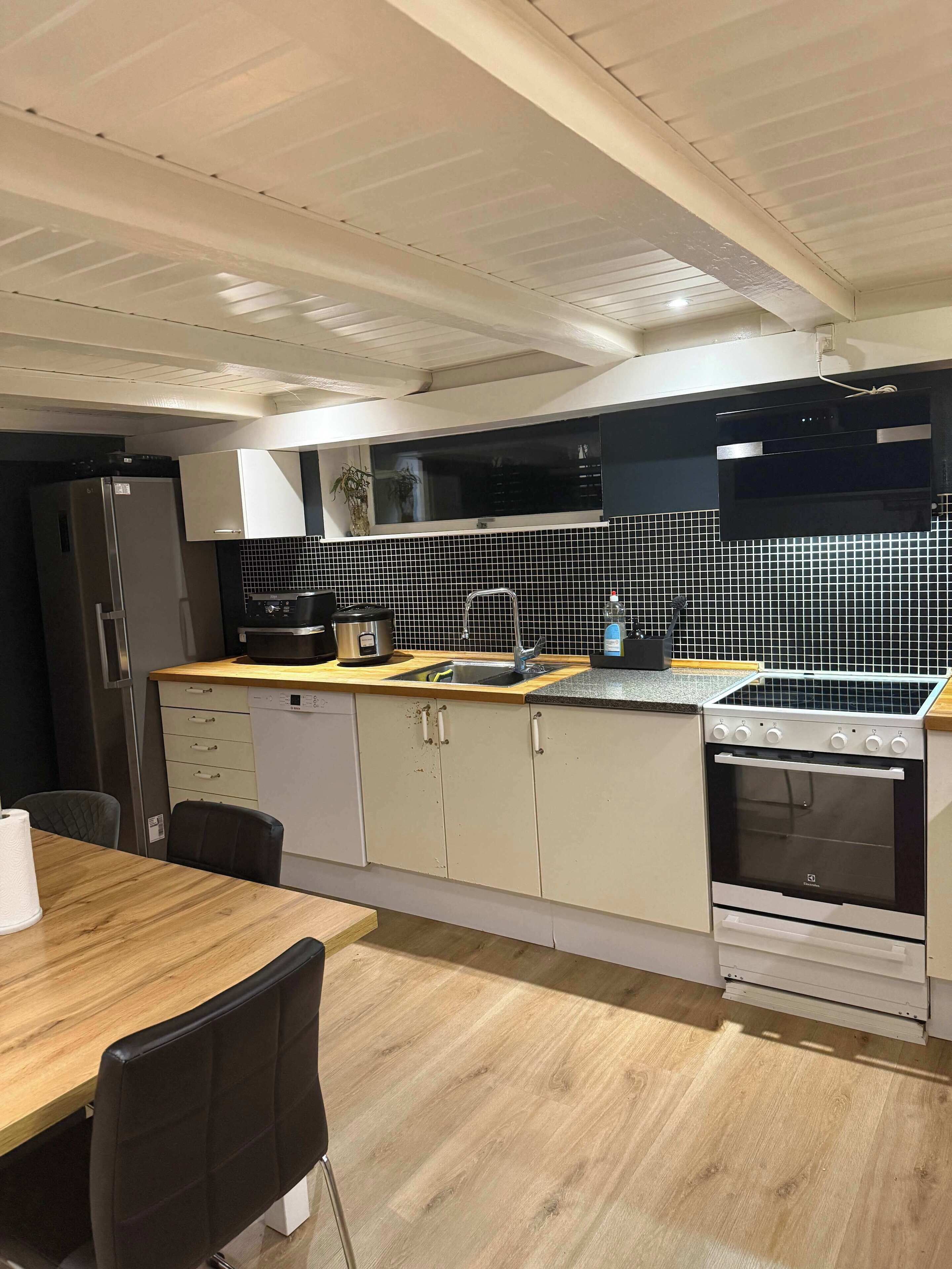 Kjøleskap, mikrobølgeovn, ovn og kokeplater