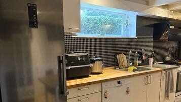 Geladeira, micro-ondas, fogão, cooktop