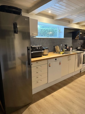 Fridge, microwave, stovetop, dishwasher