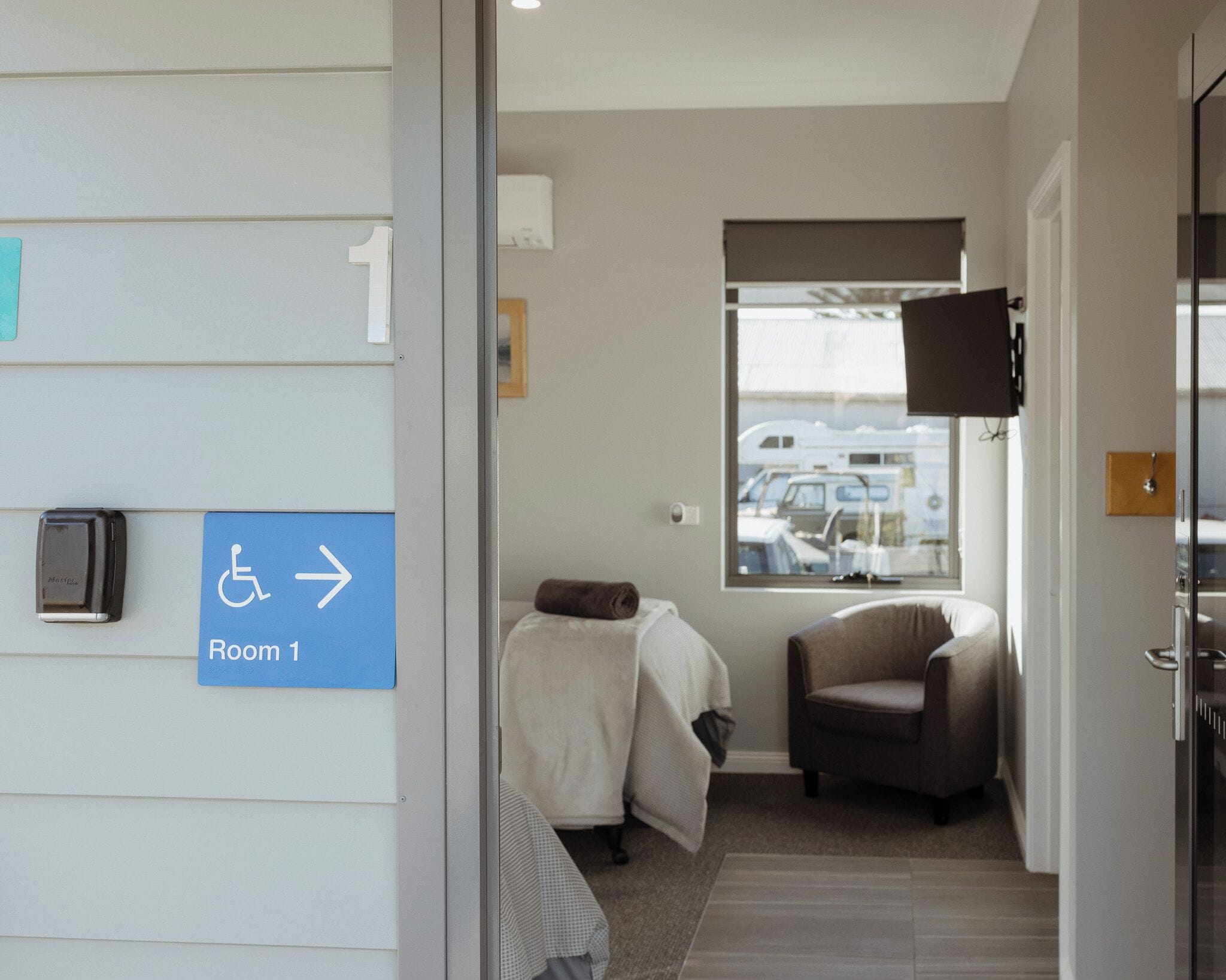 Standard Double or Twin Room, Mobility Accessible, Mountain View | Free cribs/infant beds, free WiFi, bed sheets