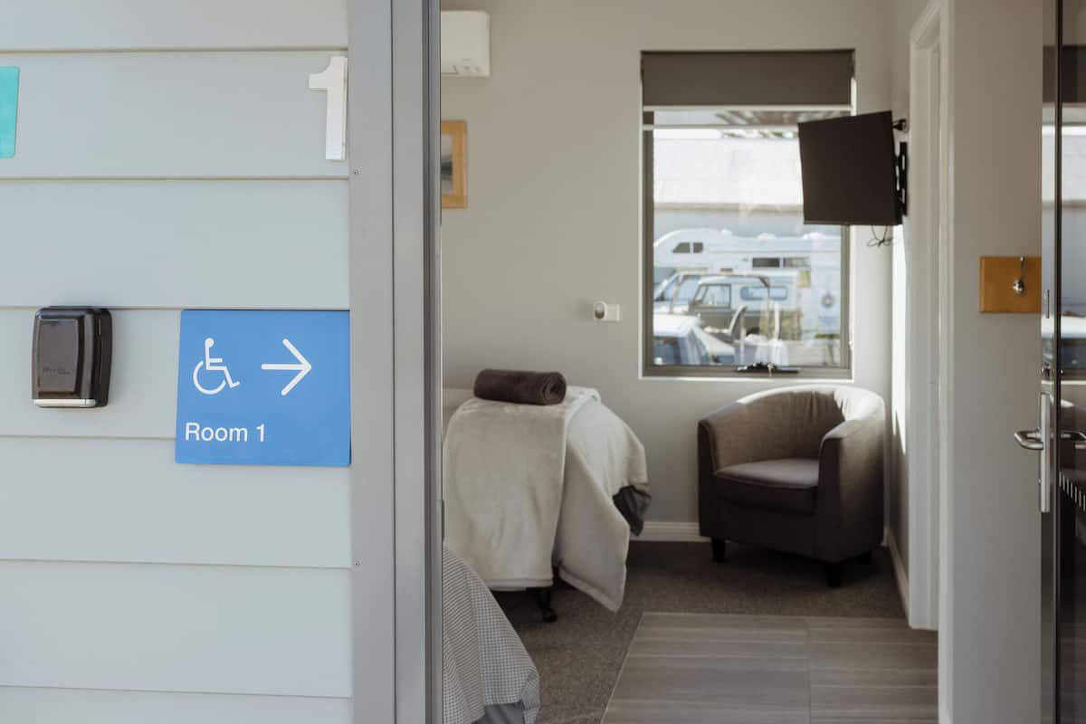 Standard Double or Twin Room, Mobility Accessible, Mountain View | Free cribs/infant beds, free WiFi, bed sheets