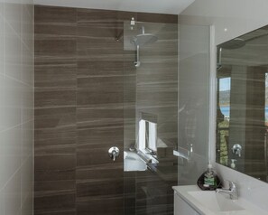 Superior Double Room, River View | Bathroom | Hair dryer, towels, soap, shampoo - Boat Reflections (Franklin)