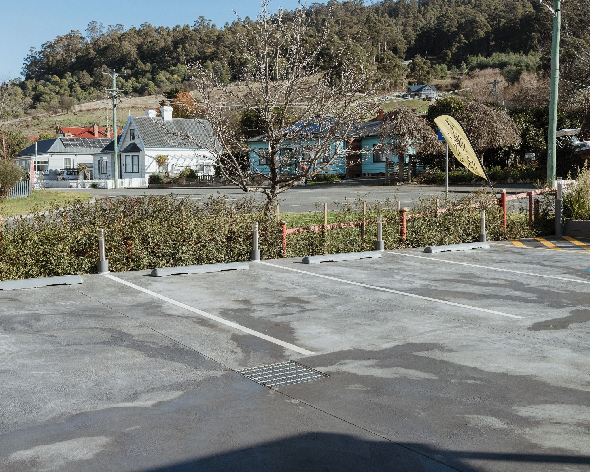 Un estacionamiento con vista despejada a casas y un paisaje montañoso al fondo.
