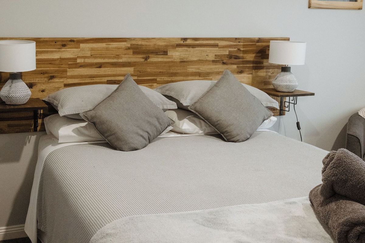 Basic Double Room, Mountain View | Free cribs/infant beds, free WiFi, bed sheets