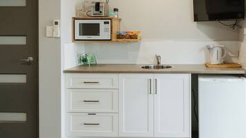Habitación doble Deluxe | Cocina privada | Frigobar, microondas, parrilla de estufa y tetera eléctrica