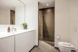 Suihku, hiustenkuivaaja, pyyhkeet