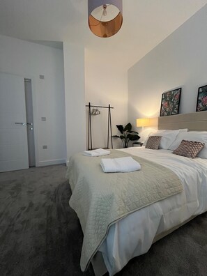 3 عدّة غرف نوم ومكواة/لوح كي وواي فاي وملاءات أسرّة