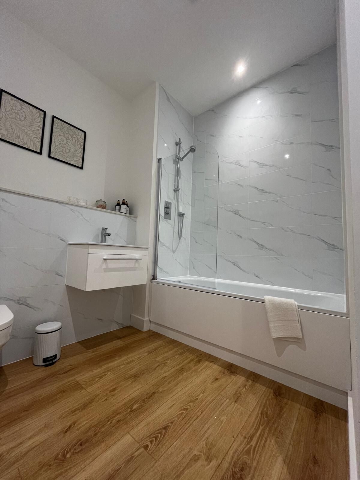 Dusj, håndklær, såpe og toalettpapir