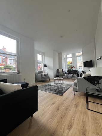 TV. Premium apartment close to the beach, Turner contemporary and dreamland Pets ok.