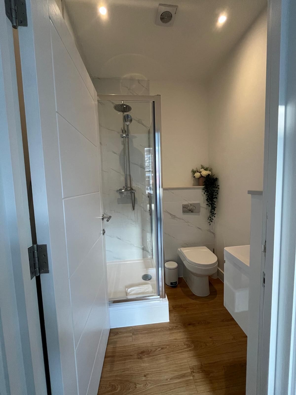 Dusj, håndklær, såpe og toalettpapir