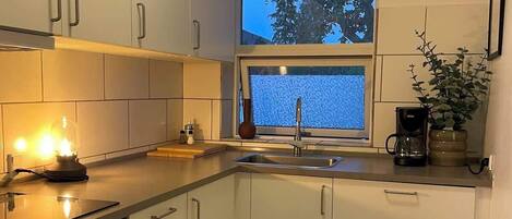 ثلاجة، ميكروويف، فرن، موقد طهي مسطح