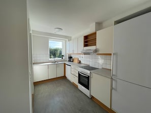 Køleskab, mikrobølgeovn, ovn, kogeplade