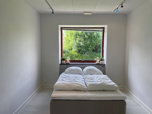 1 bedroom, desk, iron/ironing board, WiFi