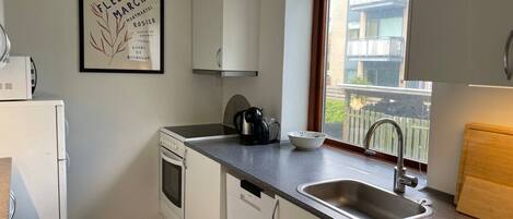 冰箱、微波炉、烤箱、炉灶