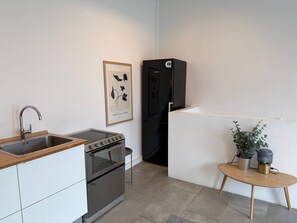 ثلاجة، ميكروويف، فرن، موقد طهي مسطح