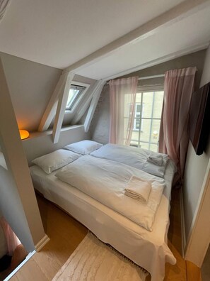 1 bedroom, desk, iron/ironing board, WiFi