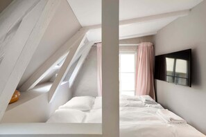 1 habitación, escritorio, tabla de planchar con plancha y wifi 