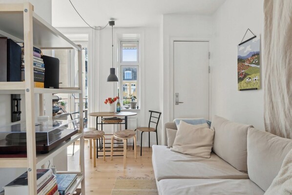 Televisión y oficina 