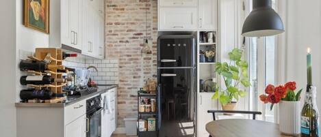 Réfrigérateur, micro-ondes, four, plaque de cuisson