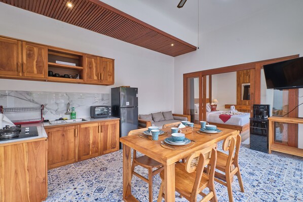 Fridge, oven, stovetop, electric kettle