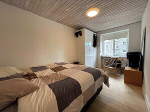 1 bedroom, iron/ironing board, internet