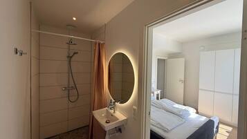 3 sovrum, skrivbord, strykjärn/strykbräda och wi-fi