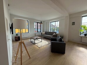 Televisión y oficina 