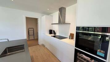 Kylskåp, mikrovågsugn, ugn och spishäll