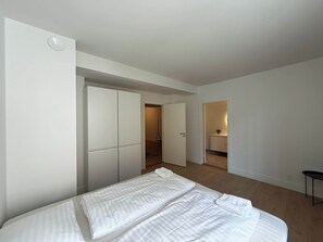 3 bedrooms, desk, iron/ironing board, WiFi