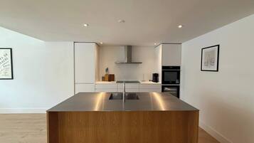 Kylskåp, mikrovågsugn, ugn och spishäll