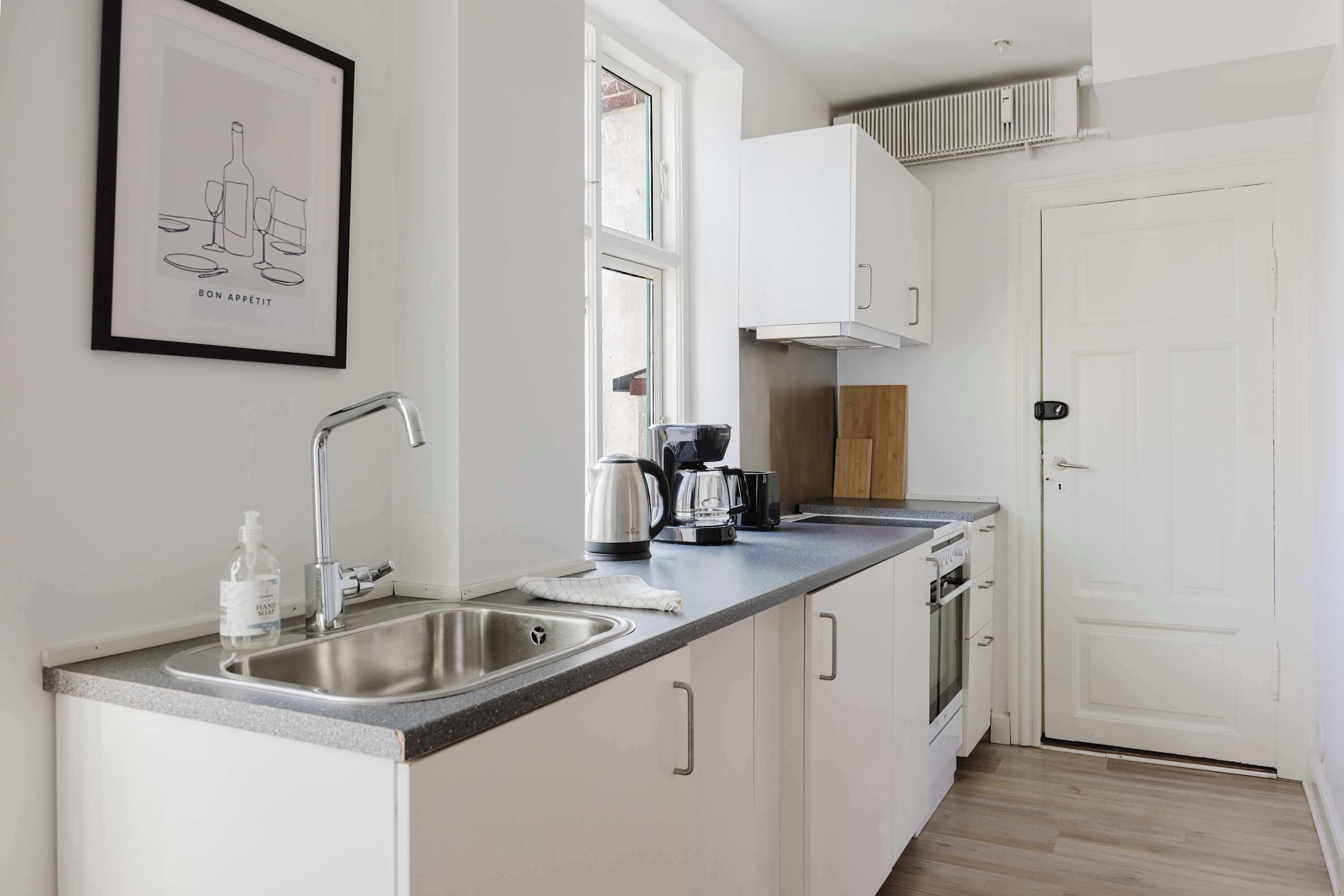 Fridge, oven, stovetop, coffee/tea maker