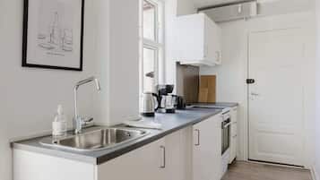 Fridge, oven, stovetop, coffee/tea maker