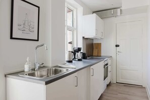 Fridge, oven, stovetop, coffee/tea maker