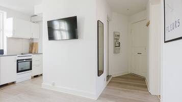 Fridge, oven, stovetop, coffee/tea maker