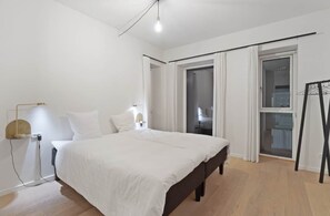 2 bedrooms, desk, iron/ironing board, WiFi