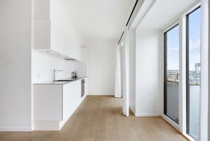 ثلاجة، ميكروويف، فرن، موقد طهي مسطح