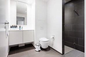 Shower, hair dryer, towels - Water front Doublex w water view & terasse (København)