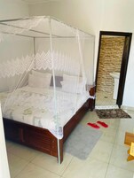 Quarto solteiro luxo, sacada, vista parcial para o lago | Roupas de cama premium, escrivaninha, espaço de trabalho para notebook
