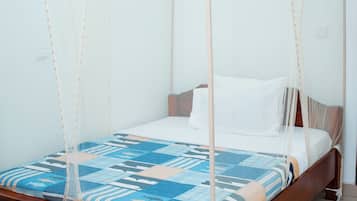Habitación individual Deluxe, balcón, vista parcial al lago | Ropa de cama de alta calidad y escritorio