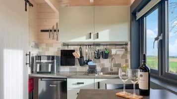 Fridge, oven, stovetop, coffee/tea maker