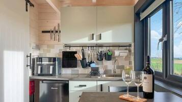 Réfrigérateur, four, plaque de cuisson, cafetiÚre/bouilloire