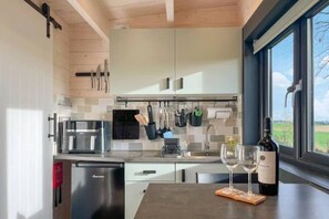 Fridge, oven, stovetop, coffee/tea maker